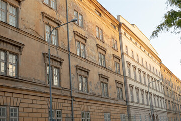 Fototapeta premium This stunning photograph captures the intricate facades of historic buildings in an urban setting, showcasing rich architectural details and diverse textures that tell a story