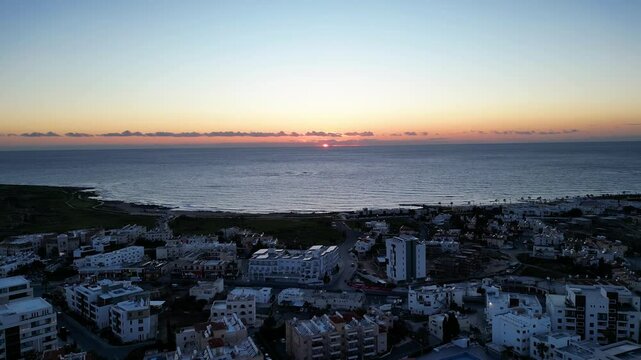 Sonnenuntergang auf Zypern. Sch&ouml;ne Drohnenaufnahme aus Paphos.