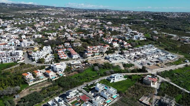 Stadtviertel mit wei&szlig;en H&auml;usern auf Zypern, aufgenommen in Limassol.
