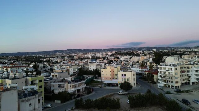 Lila Himmel auf Zypern, aufgenommen in Limassol.