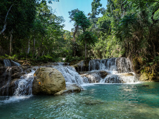 Naklejka premium Beautiful cascades of Kuang Si waterfalls in Luang Prabang, Laos.