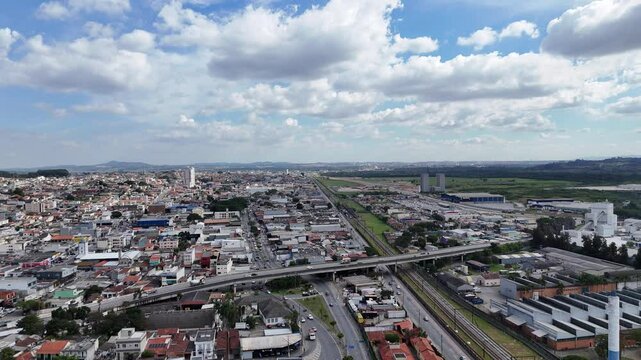 Drone mostra rotat&oacute;ria e viaduto com ve&iacute;culos circulando. Engenharia urbana e fluxo de tr&aacute;fego em infraestrutura bem planejada