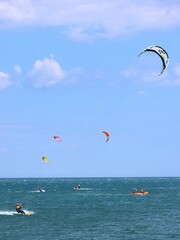 Défi kitesurf, planche à voile, foil wing surf à Gruissan 2025 à la plage des Chalets