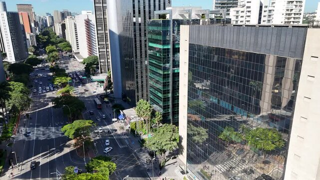 Vis&atilde;o a&eacute;rea mostra edif&iacute;cios altos e o tr&acirc;nsito intenso da Avenida Faria Lima em S&atilde;o Paulo, evidenciando a movimenta&ccedil;&atilde;o constante em um dos centros financeiros da cidade.