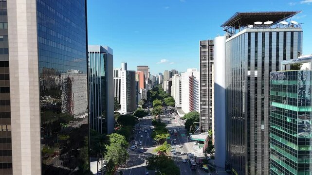 Vis&atilde;o a&eacute;rea da Avenida Faria Lima em S&atilde;o Paulo, SP, com tr&aacute;fego intenso, edif&iacute;cios comerciais modernos e &aacute;reas verdes no centro financeiro da capital