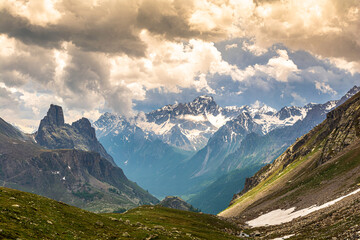 Le meraviglie dell’Alta Valle Maira: la Rocca Provenzale, il monte Oronaye, la guglia del Brec de...
