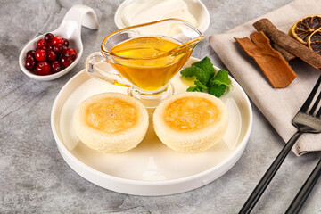 Roasted cheesecakes - Syrniki with honey