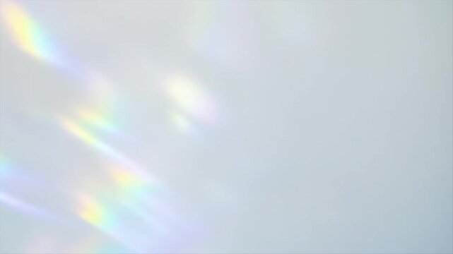 淡く差し込む虹のプリズム光