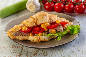 Croissant with tuna, tomato and salad