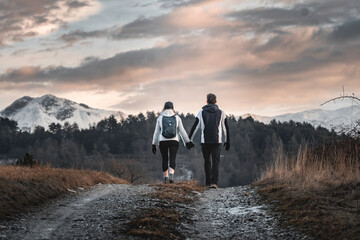 Un jeune couple en randonnée !