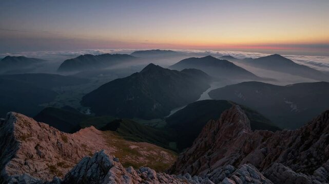 Panorama spectaculaire sur des montagnes rocheuses au lever du soleil
