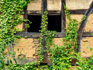 Gebäudeschäden an einem historischen Fachwerkhaus