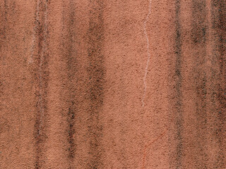 Feuchte und verschmutzte Hauswand