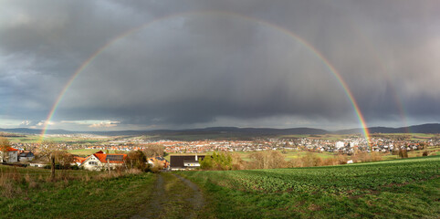 Unwetter mit Regenbogen über der Kleinstadt Neu-Anspach im Taunus, Hochtaunuskreis, Hessen,...