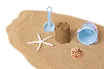 Seau de plage, jeux et coquillages sur un fond de sable de plage