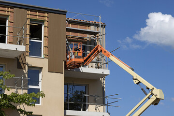  Isolation et bardage extérieur d'un immeuble d'habitation en construction