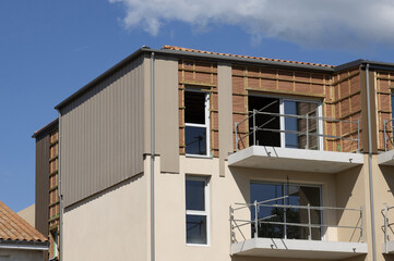 Isolation et bardage extérieur d'un immeuble d'habitation en construction	