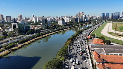 Visão aérea da Marginal Pinheiros em São Paulo, SP, mostrando a via expressa com intenso fluxo...