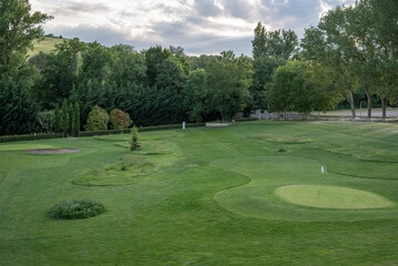 Un terrain de golf au coucher du soleil