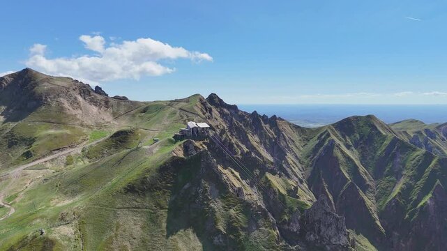 La randonn&eacute;e pour le sommet du Puy de Sancy au printemps, en Auvergne dans le massif central Mont-Dore