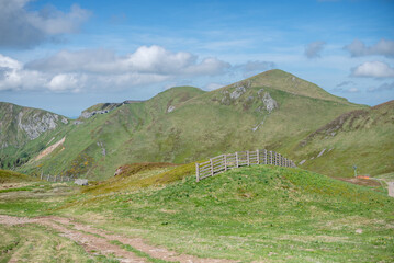 La randonnée pour le sommet du Puy de Sancy au printemps, en Auvergne dans le massif central Mont-Dore