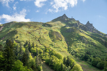 La randonnée pour le sommet du Puy de Sancy au printemps, en Auvergne dans le massif central Mont-Dore