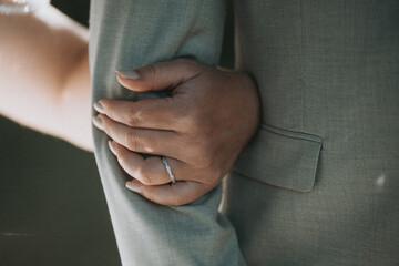 La bague de mariage au doigt de la mariée pendant son mariage 