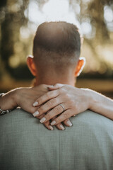La bague de mariage au doigt de la mariée pendant son mariage 
