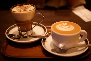 ラテアートのカフェラテとホイップコーヒー

