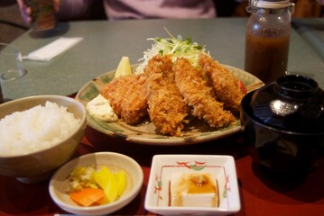 サクサクのカキフライ定食とご飯
