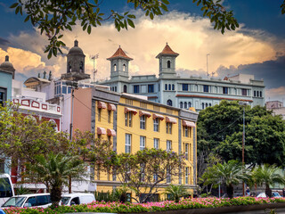 Las Palmas, Gran Canaria, Altstadtszene, im Hintergrund Teatro Guiniguada