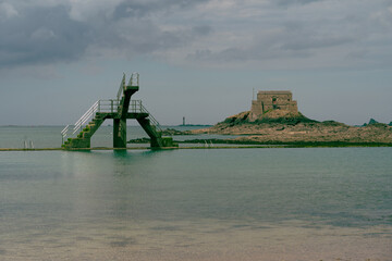 Piscine d'eau de mer de la plage Bon-secours &agrave; Saint Malo et le fort de Grand B&eacute;