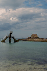 Piscine d'eau de mer de la plage Bon-secours &agrave; Saint Malo et le fort de Grand B&eacute;