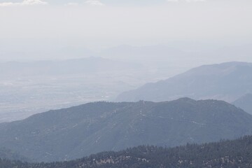 Obraz premium Mountains, valleys, lake, cloud view of Idyllwild from top of Tahquitz peak hike in Idyllwild San Jacinto mountains california