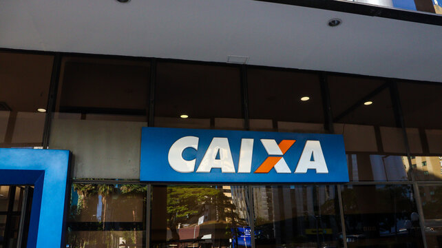 Fachada da ag&ecirc;ncia do Banco Caixa Econ&ocirc;mica Federal, com letreiro vis&iacute;vel e entrada principal. Institui&ccedil;&atilde;o financeira tradicional em &aacute;rea urbana. S&atilde;o Paulo, SP em 04 Jun 25