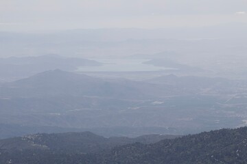 Fototapeta premium Mountains, valleys, lake, cloud view of Idyllwild from top of Tahquitz peak hike in Idyllwild San Jacinto mountains california