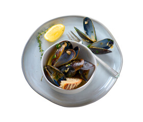 mussels curry with lemon pieces