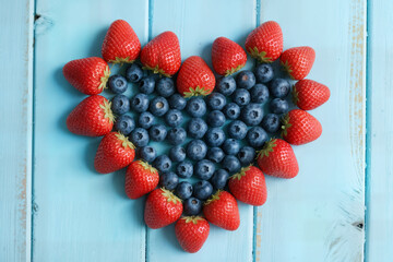 blueberry strawberry heart on a wooden background valentines day concept arándano fresa corazón...