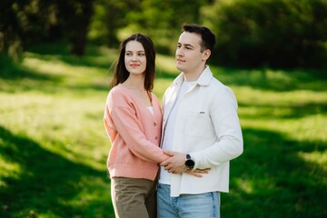 Obraz premium Couple enjoys a sunny day in a vibrant park full of lush greenery