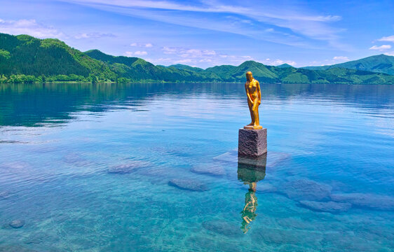 新緑の秋田県仙北市にある田沢湖、その湖畔に建つ黄金のたつ子像。
