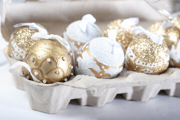 Decoración navidad huevos pintados dorados