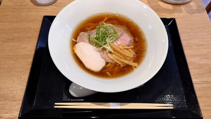チャーシューの乗った醤油ラーメン