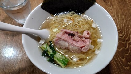 鶏チャーシューの乗った塩ラーメン