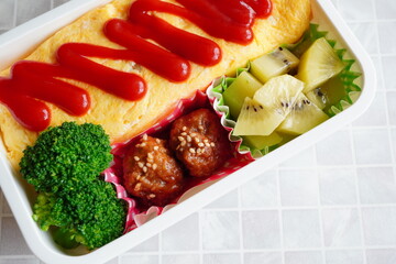 オムライスが入っているお弁当。小学6年生女の子のお弁当