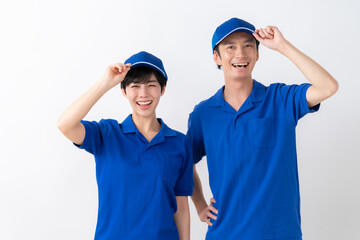 白バックの若い男女の引越し業者