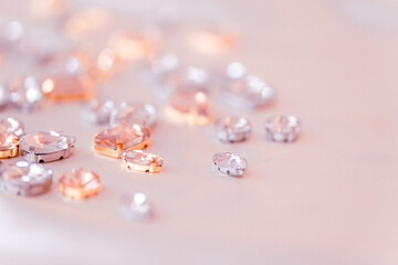 フェミニンなピンクストーンが煌めく写真