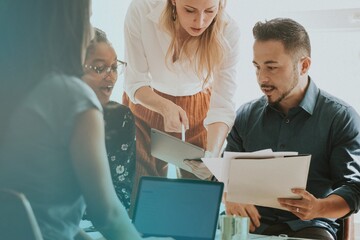 Obraz premium Business people working with a digital tablet in a meeting