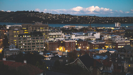 Obraz premium Dunedin city new zealand evening dark cityscape buildings