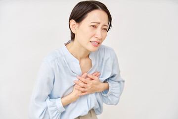 40代の女性　動悸　白背景