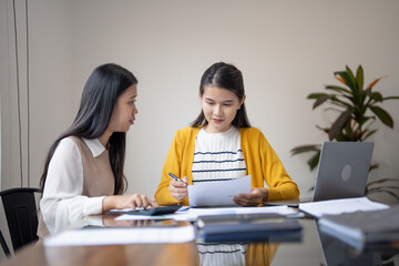 Obraz premium Asian Business woman Meeting Design Ideas professional investor working new start up project. businesswoman working together meeting concept